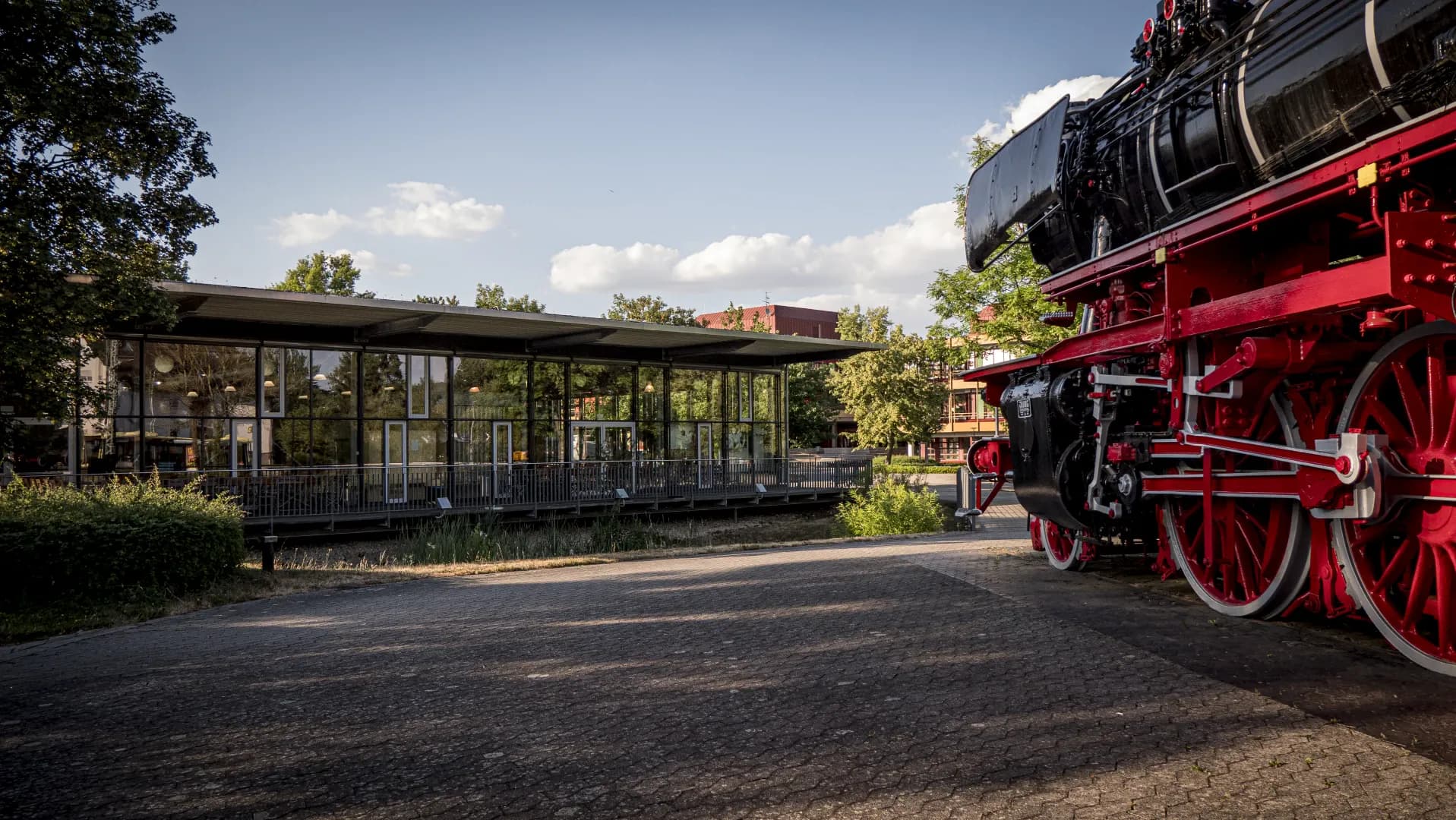 Bild von der Mensa in Aalen zusammen mit der Lokomotive in Aalen, Fotograf: Benjamin Neukirch